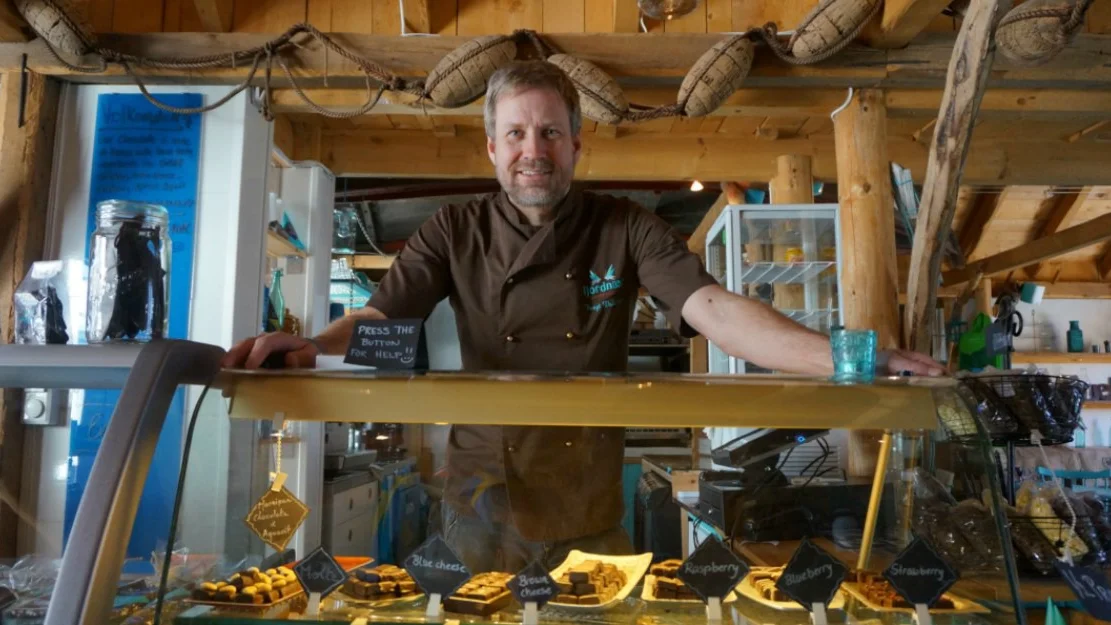 Sjokolademakar saag moerkt paa det