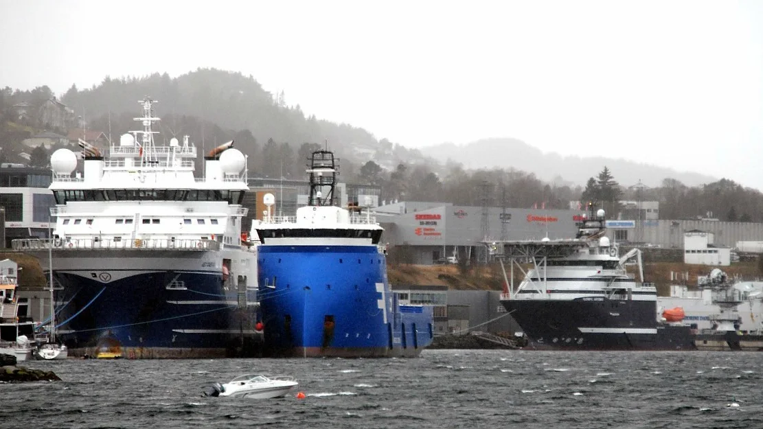 Ventar at seismikkskipa blir liggande stille