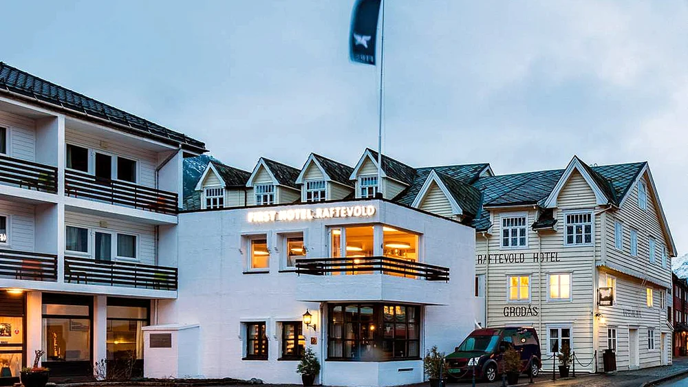 Raftevold stenger doerene