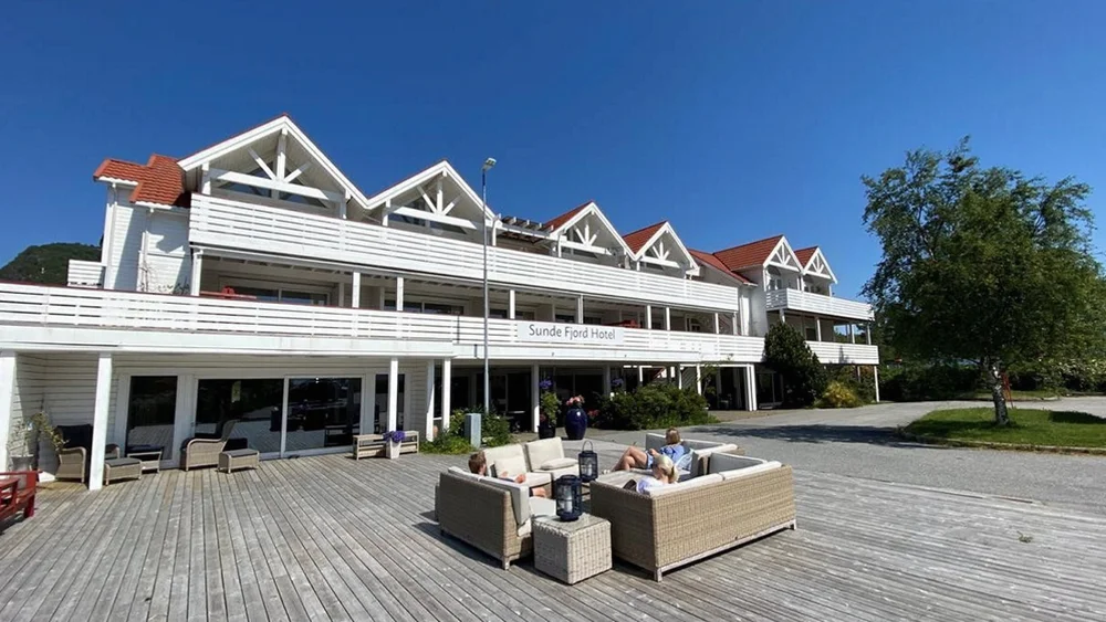 Fleire vil kjoepe fjordhotell