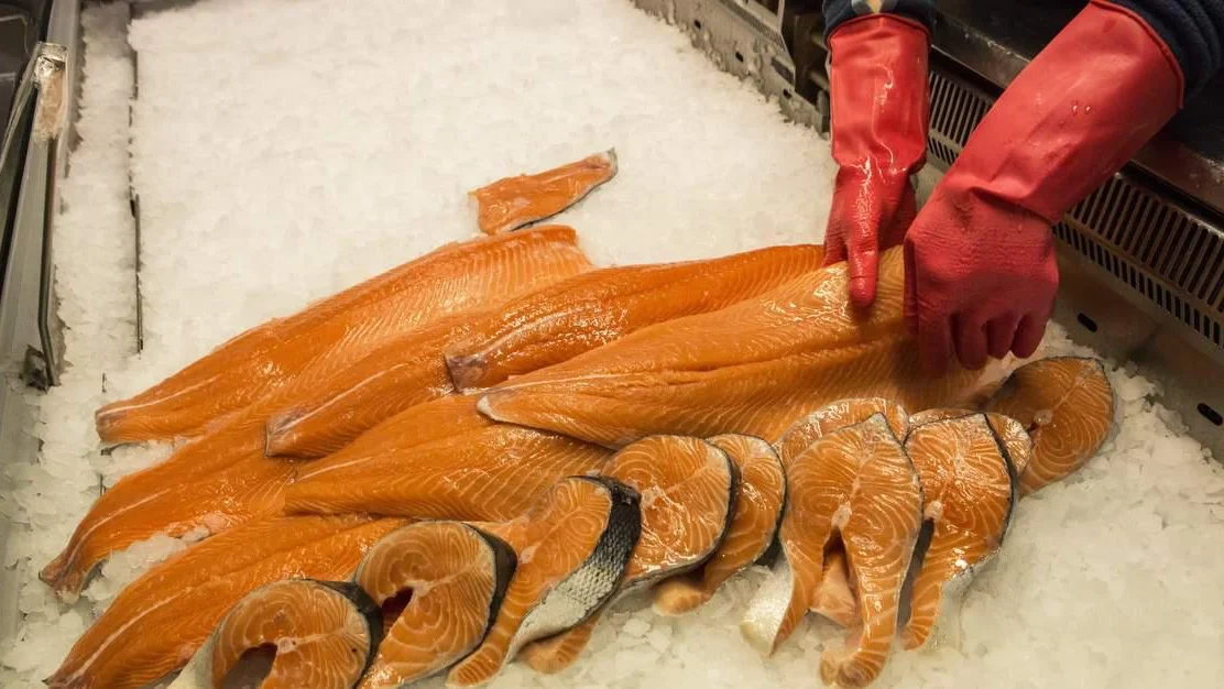 Vil at kommunane skal prioritere tilsette i sjoematindustrien