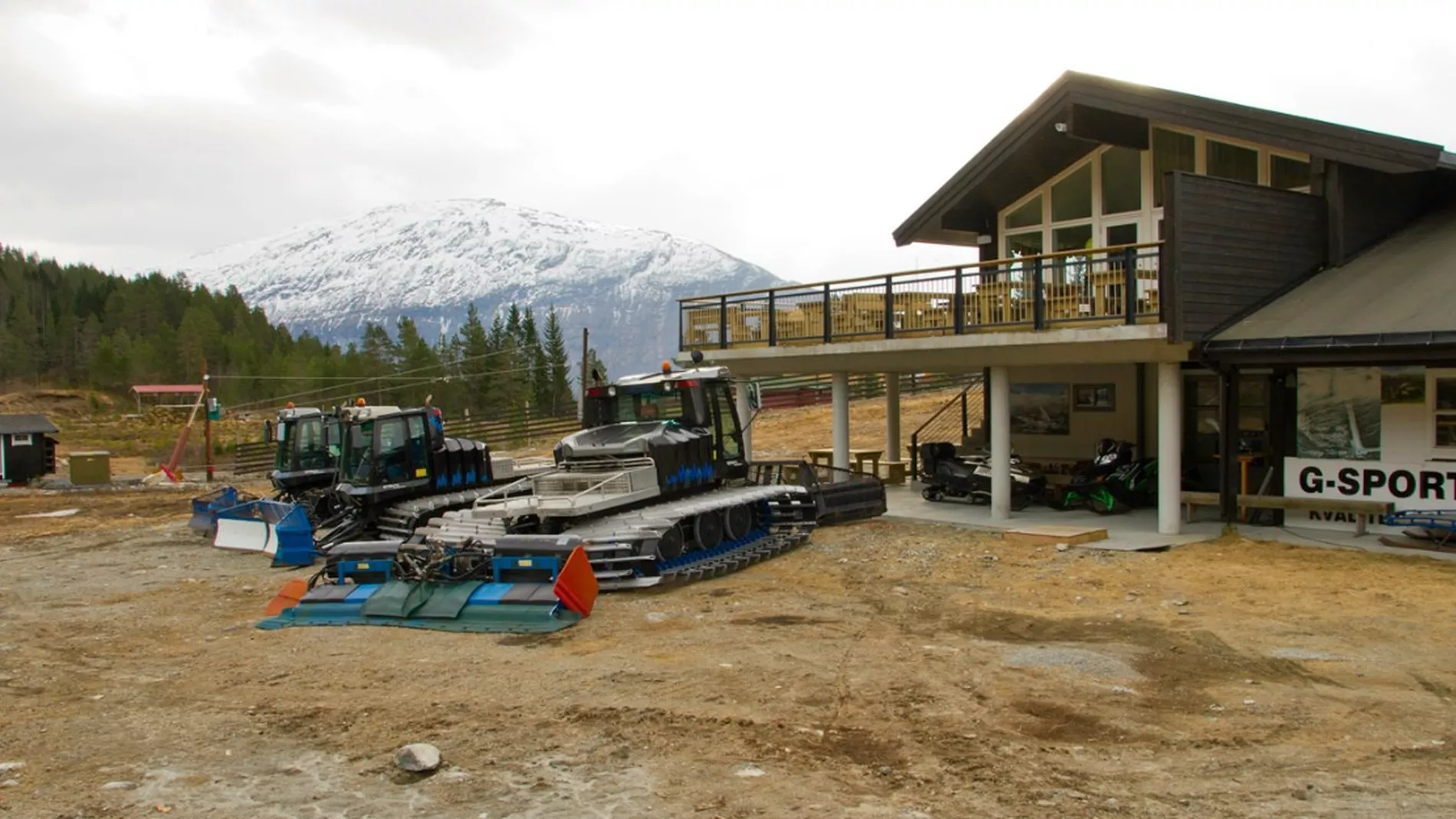 Skisenter paa bar bakke