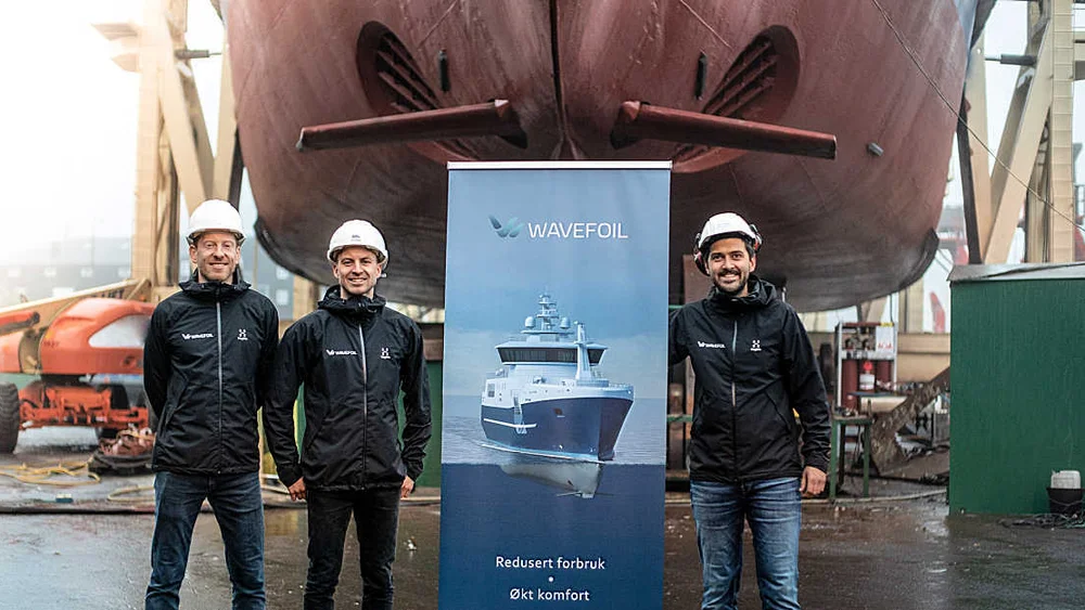 Daglig ledermedgründer Eirik Bøckmann teknisk sjef Erlend Vastveit og innovasjonssjef medgründer Audun Yrke foran MF Teistin som oppnådde 8 besparelse første driftsår foto wavefoil