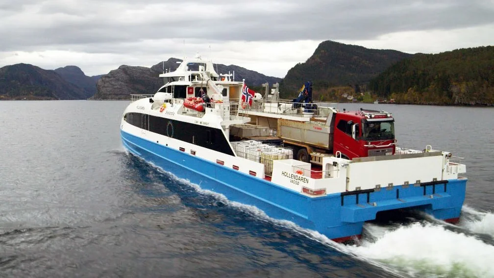 Hollendaren med lastebil om bord Brødrene Aa