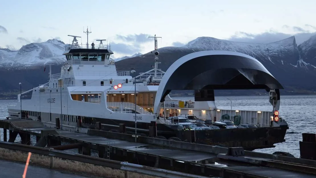 Fastlaast ferjestrid Hareid Sulesund