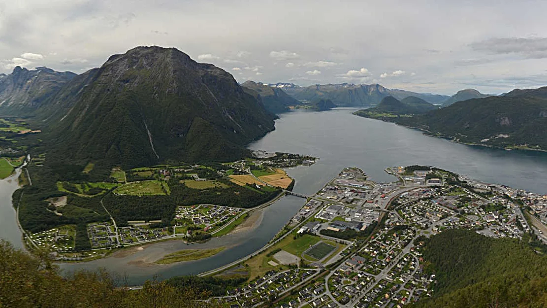 Åndalsnes 31572983 foto Harmish Khambhaita CC BY SA 3 0 via Wikimedia Commons