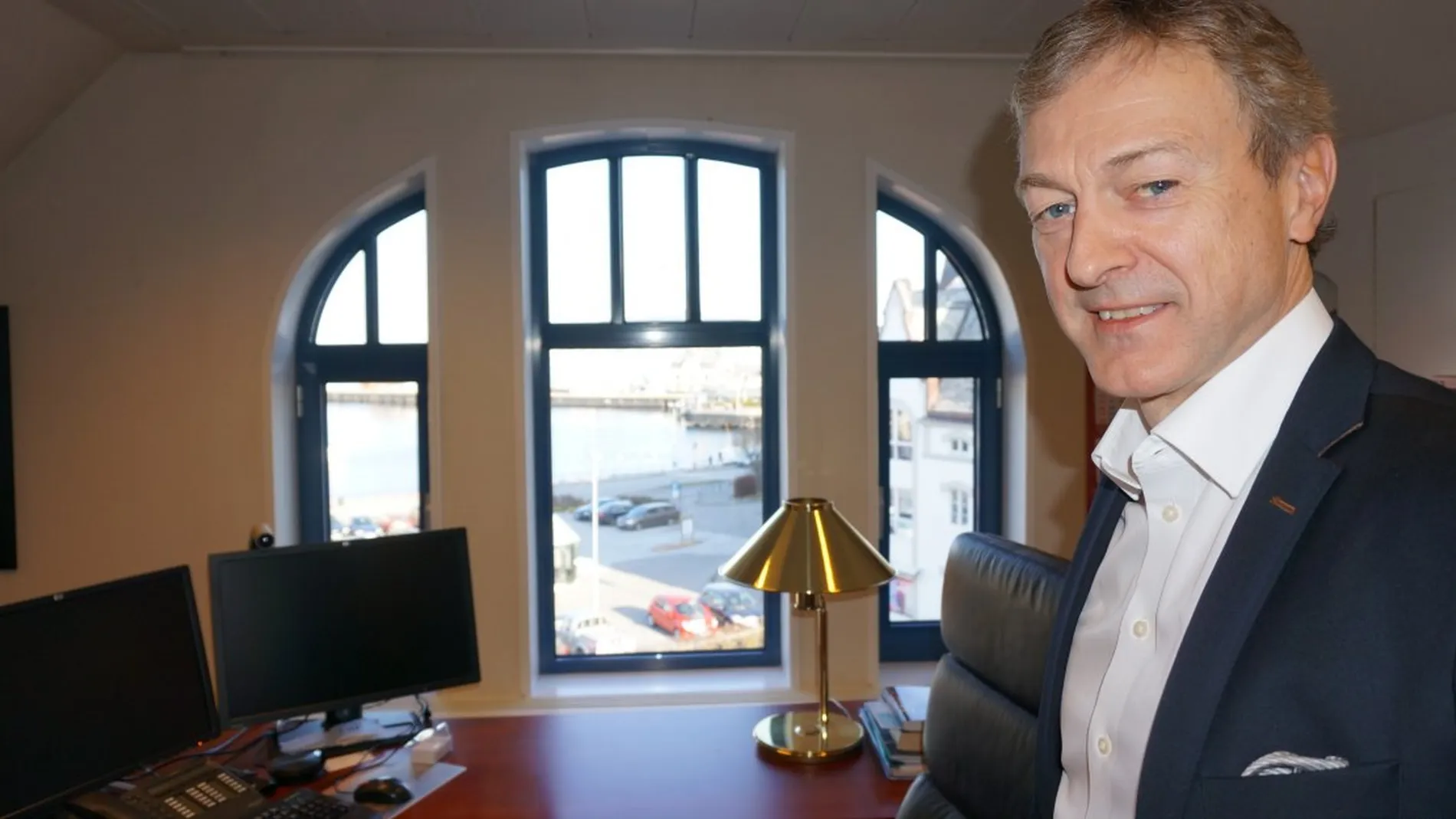 Farstad permitterer rundt 100 mann