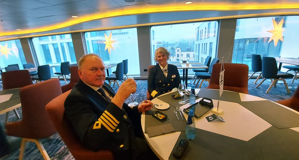 Kaptein Brynjard Ulvøy hotellsjef Else Kristine Tjessem Havila Capella foto kjetil 11