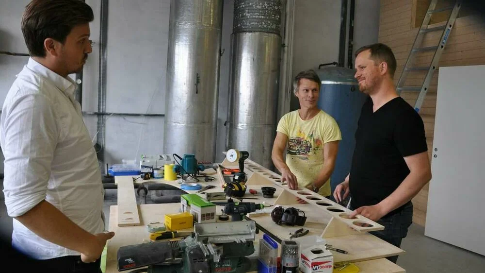 Kjell Are Furnes Jørn Refsnæs og Arve Voldsund i verkstaden i Ålesund i 2015 Foto Kristin Vidhammer