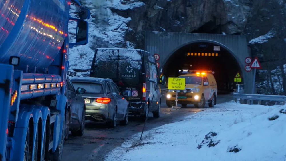 Strynefjellstunnel nr 1 frå vest vente på ledebil pga tunnelarbeid foto Ogne