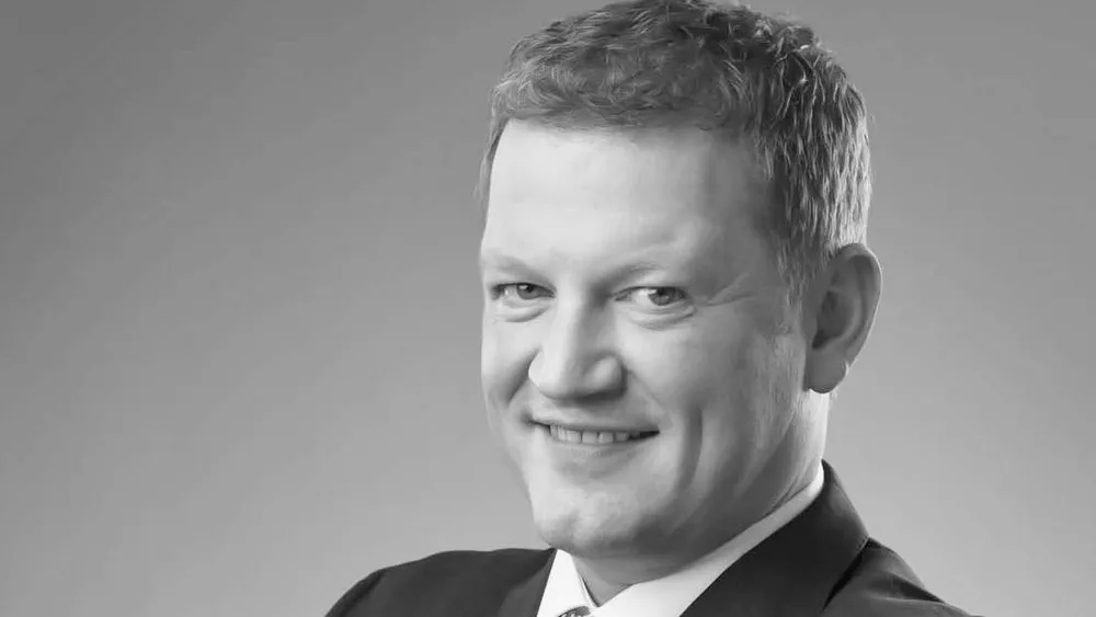 Overtek etter onkelen i Remoey Management
