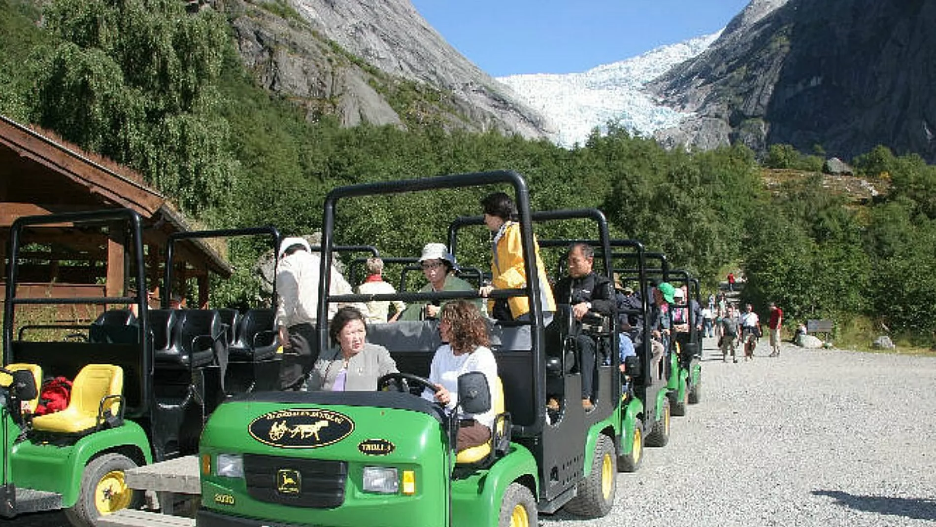 Asia boom ved Briksdalsbreen