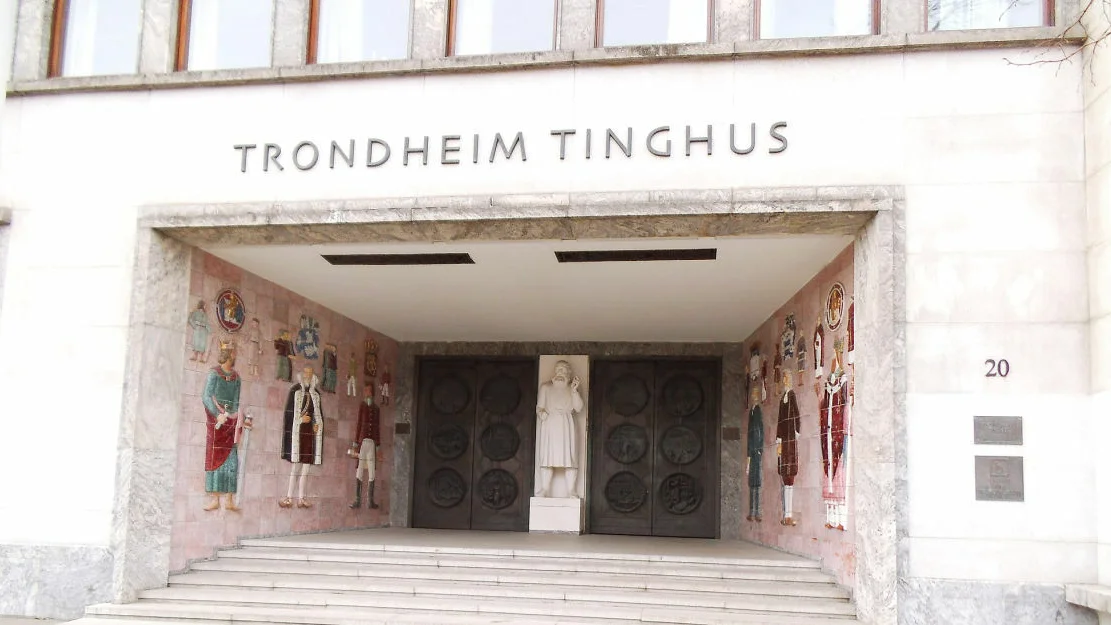 Trondheim tinghus foro Ezzek Wikimedia Commons
