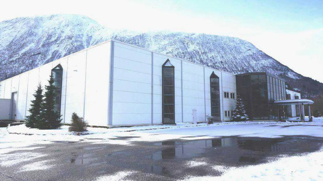 Satsar paa aa fylle fabrikkbygget