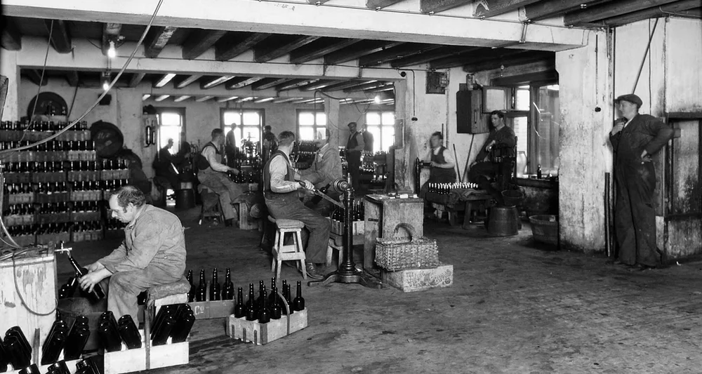 Vinmonopolet tapping foto Anders Beer Wilse Nasjonalbiblioteket